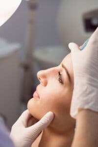 dra rafaela atendendo paciente dermatologia estética