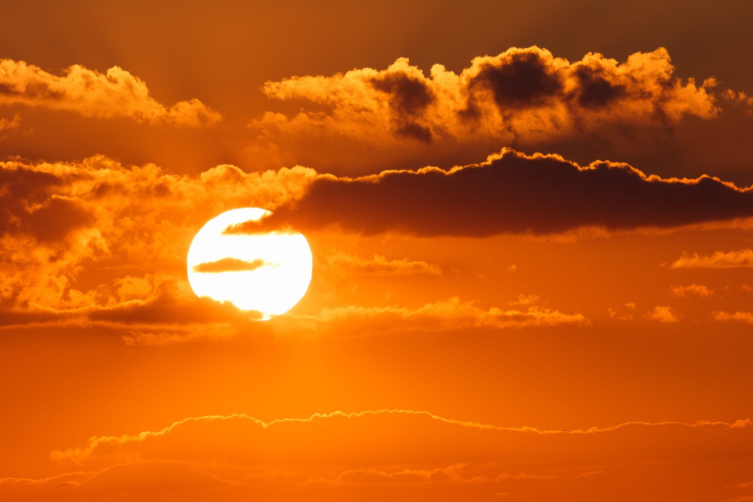 fotoenvelhecimento como manchas solares e perda de luminosidade, ilustrando os efeitos cumulativos da radiação solar — conteúdo revisado pela Dra. Rafaela Salvato