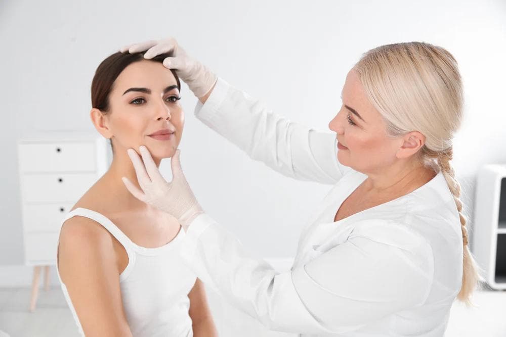 Avaliação médica de melasma em consulta dermatológica premium em Florianópolis, com foco em pele saudável e resultado natural.