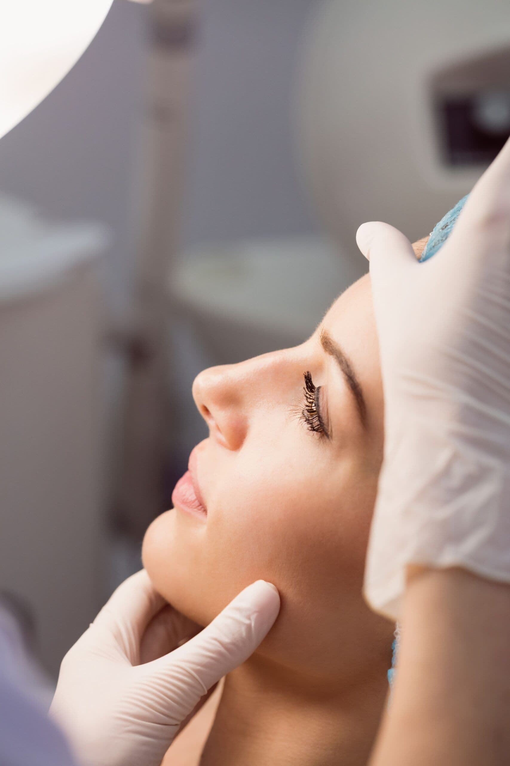 dra rafaela atendendo paciente dermatologia estética