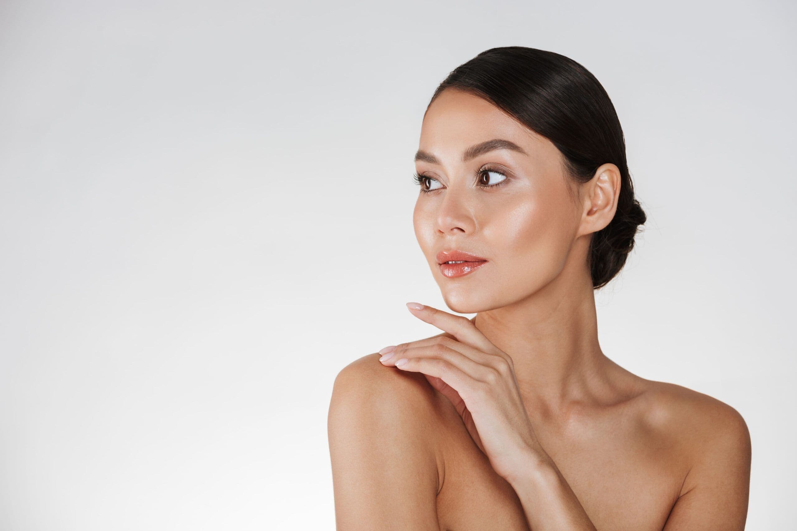 Aplicação cuidadosa de skinbooster em consultório dermatológico, com médica de jaleco e materiais estéreis, em ambiente clínico moderno e discreto.