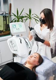 Fotografia de uma pessoa recebendo cuidados na pele do rosto em uma clínica de dermatologia estética.